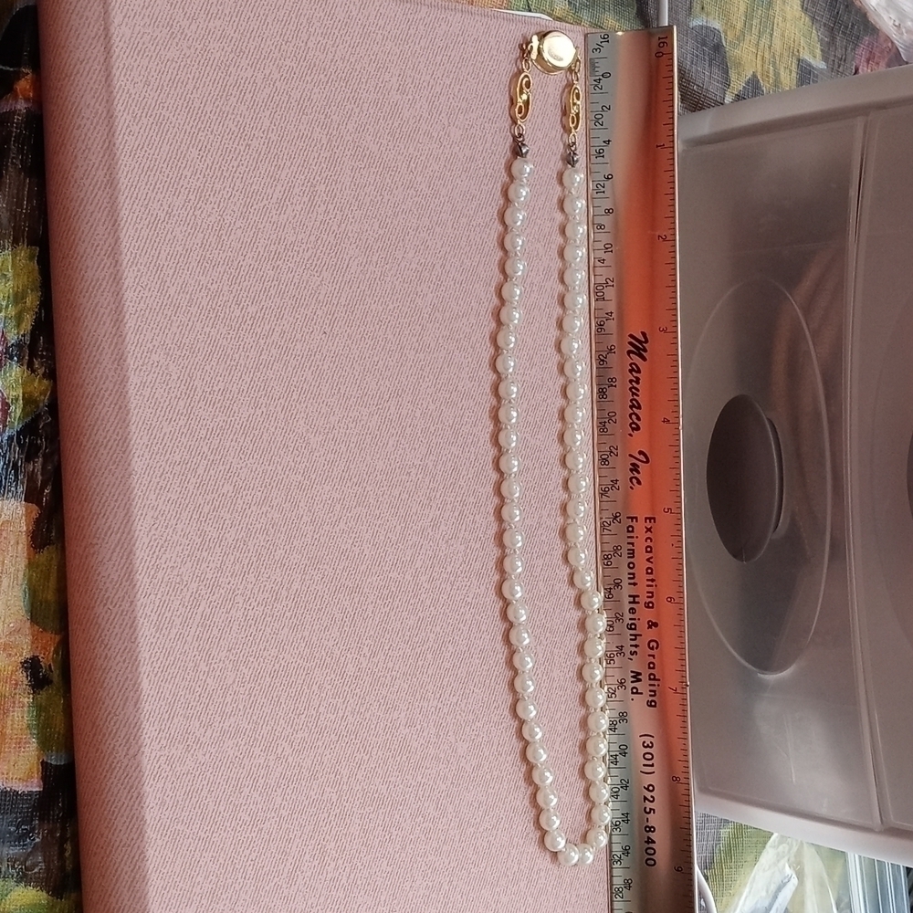 18 inch knotted Pearl necklace with locking clasp - Picture 6 of 6